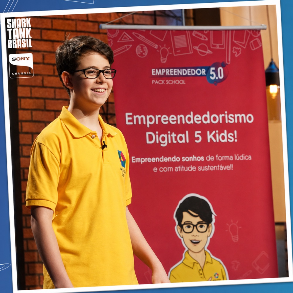 Aluno do Programa Empreendedor 5.0 no palco do Shark Tank Brasil, ao lado do banner Empreendedorismo Digital 5 Kids