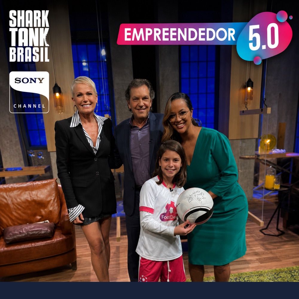 Aluna do Programa Empreendedor 5.0 com os apresentadores do Shark Tank Brasil, segurando uma bola de futebol autografada
